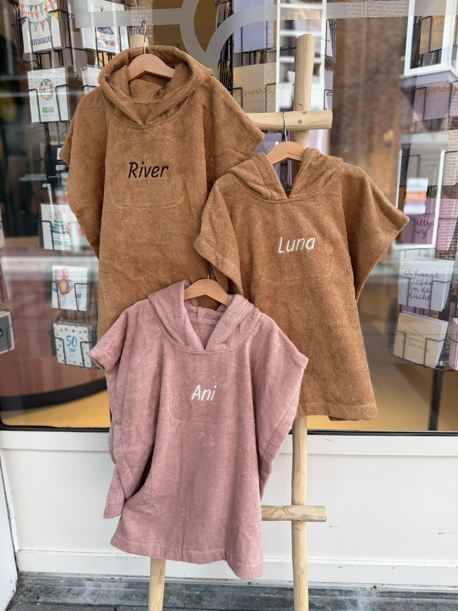 Kinderponcho geborduurd met naam